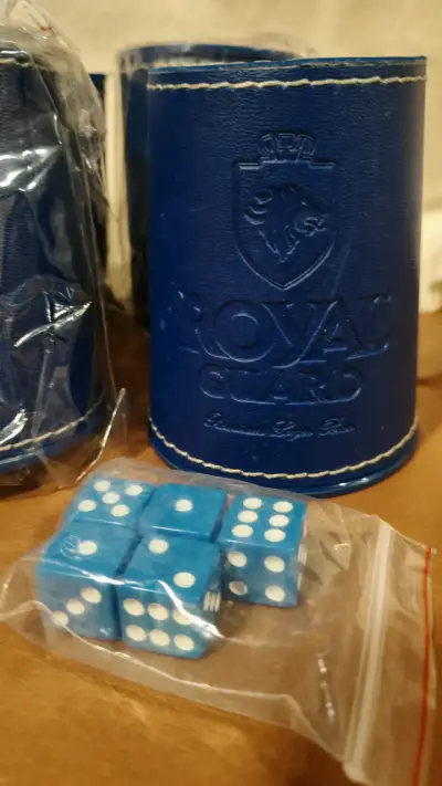 Juego de dados Royal Guard azul con cubiletes - miniatura 3