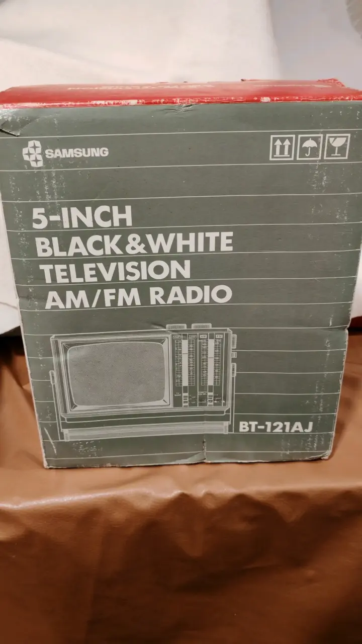 Televisor portátil Samsung blanco y negro 5 pulgadas - 1