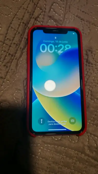 iPhone XR con funda roja en buen estado - miniatura 1