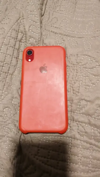 iPhone XR con funda roja en buen estado - miniatura 2