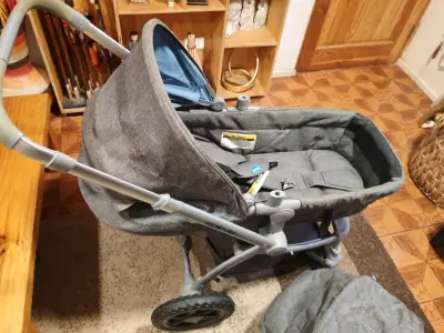 Coche de bebé 3 en 1 gris con silla de auto - miniatura 1