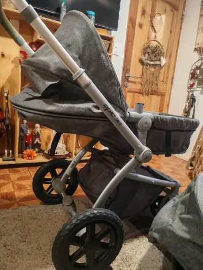 Coche de bebé 3 en 1 gris con silla de auto - miniatura 2