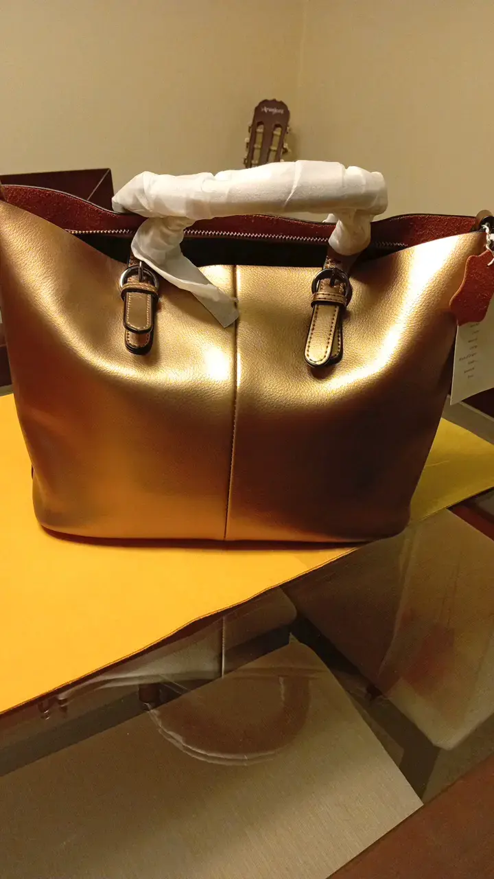 Bolso de mano dorado con interior estampado - 1