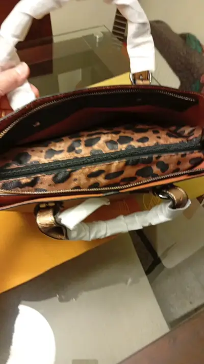 Bolso de mano dorado con interior estampado - miniatura 2