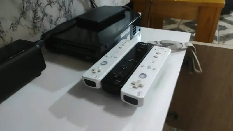 Consola Nintendo Wii con controles y accesorios