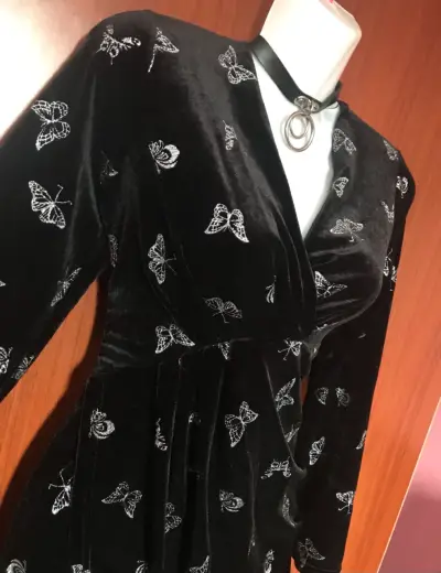 Vestido de terciopelo mariposas brillantes - miniatura 3