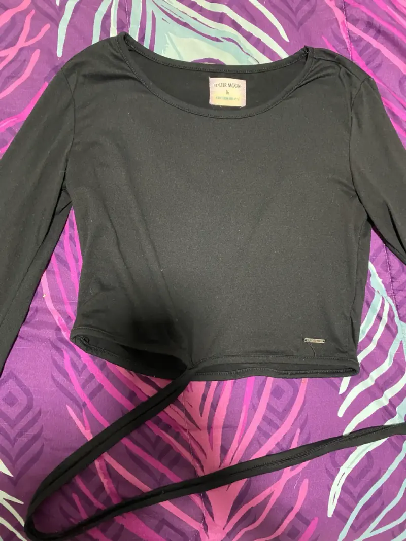 Polera negra manga larga con amarre - 3
