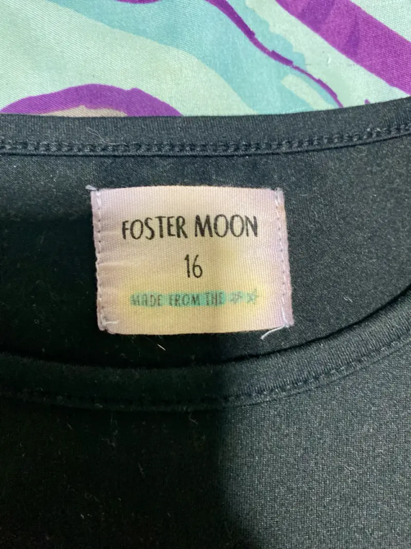 Polera negra manga larga con amarre - 4