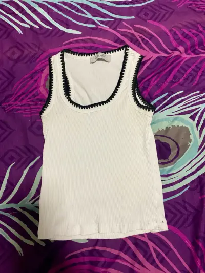 Polera sin mangas blanca Basement con ribete negro - miniatura 1
