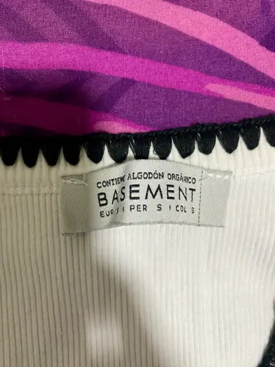 Polera sin mangas blanca Basement con ribete negro - miniatura 2
