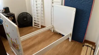 Cama infantil blanca con colchón azul - miniatura 1