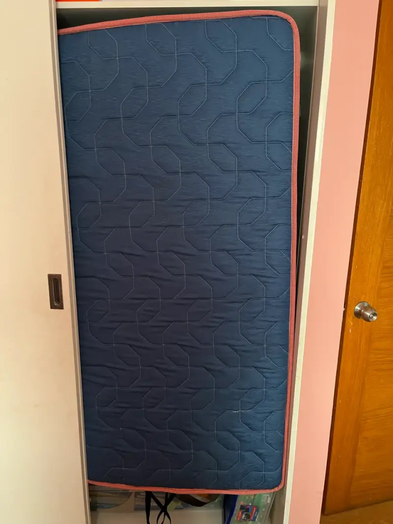 Cama infantil blanca con colchón azul - 3