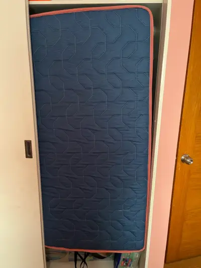 Cama infantil blanca con colchón azul - miniatura 3