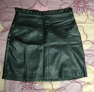 Falda corta de cuero sintético negra - miniatura 1