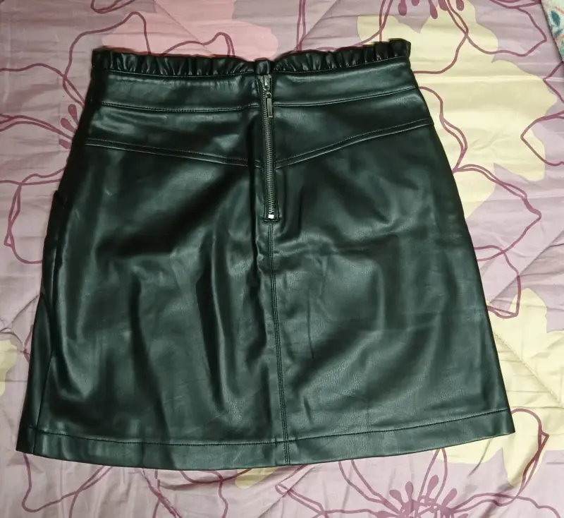 Falda corta de cuero sintético negra - 2