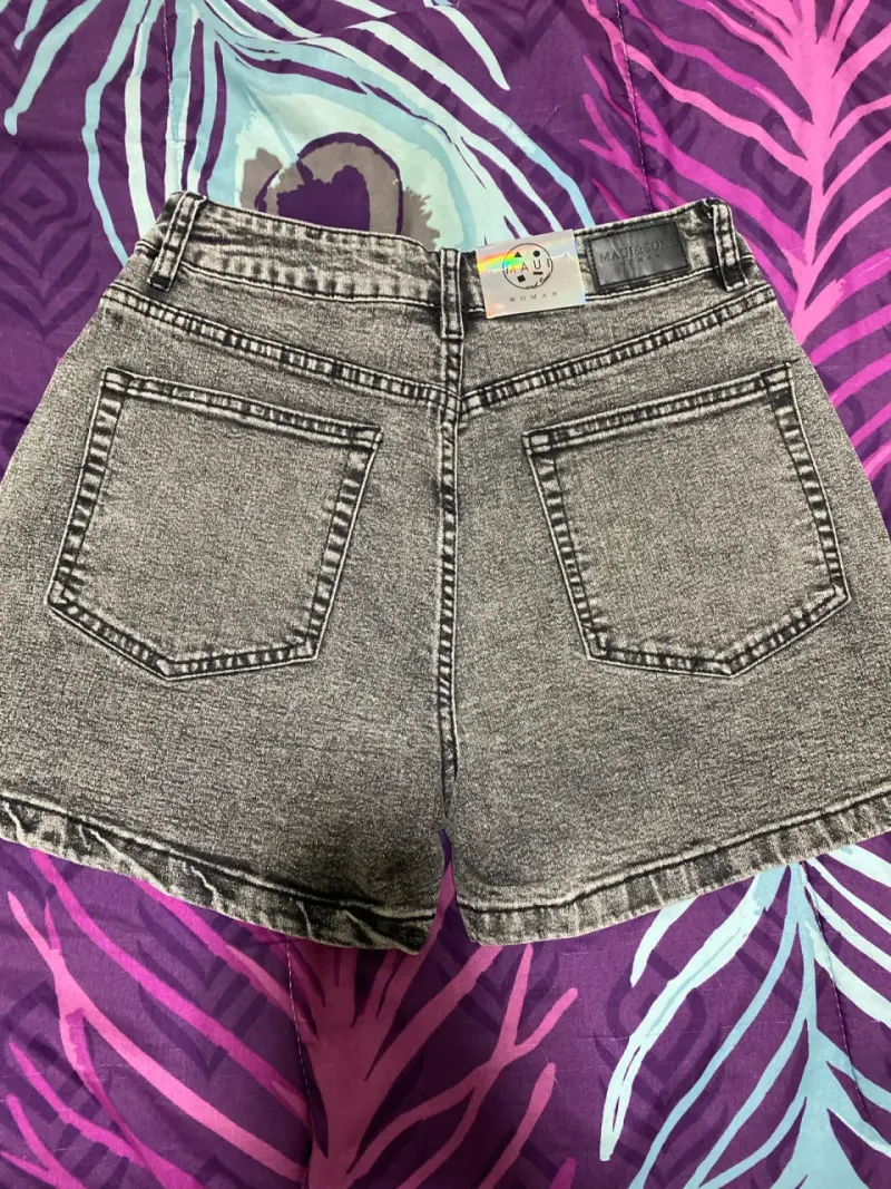 Shorts de mezclilla Maui and Sons para mujer - 4