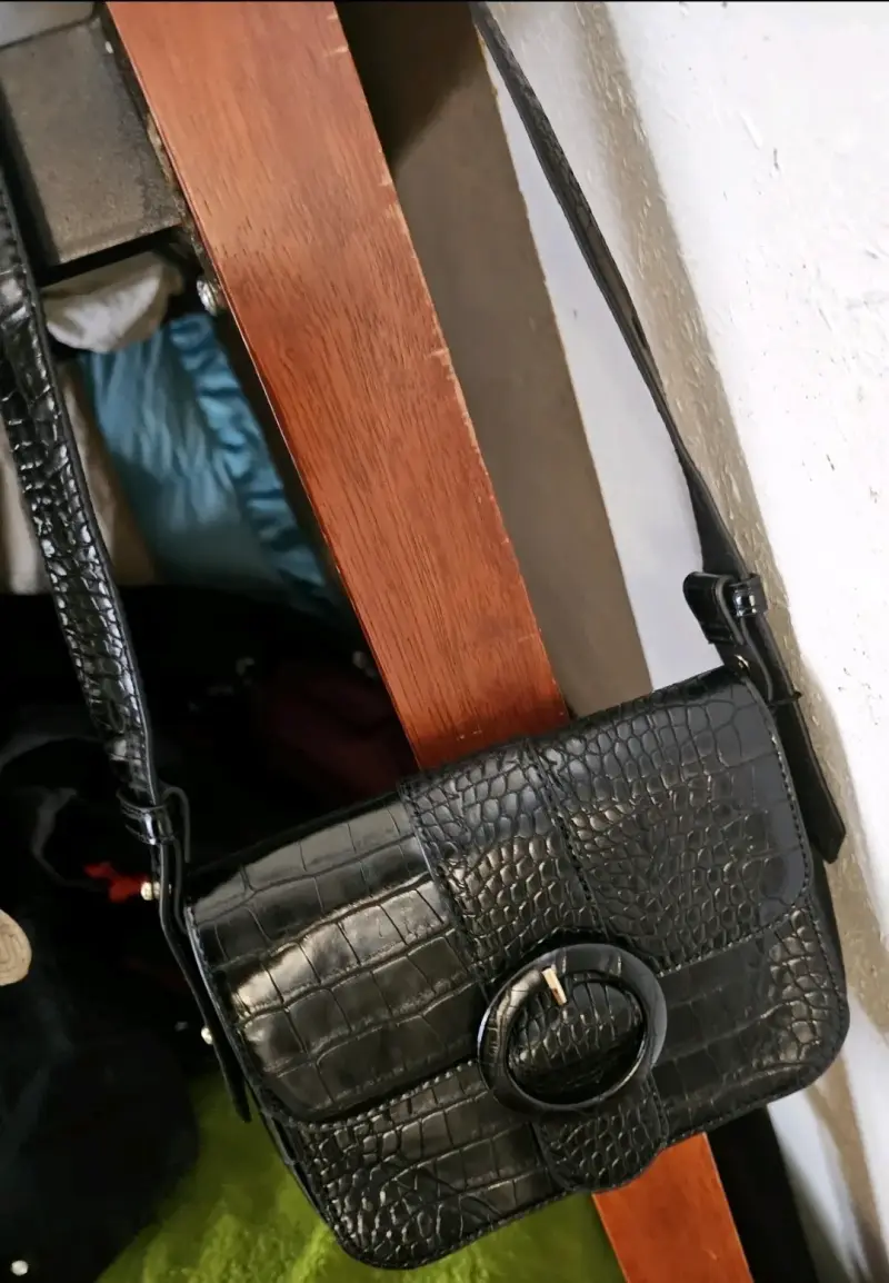 Cartera negra de cuero