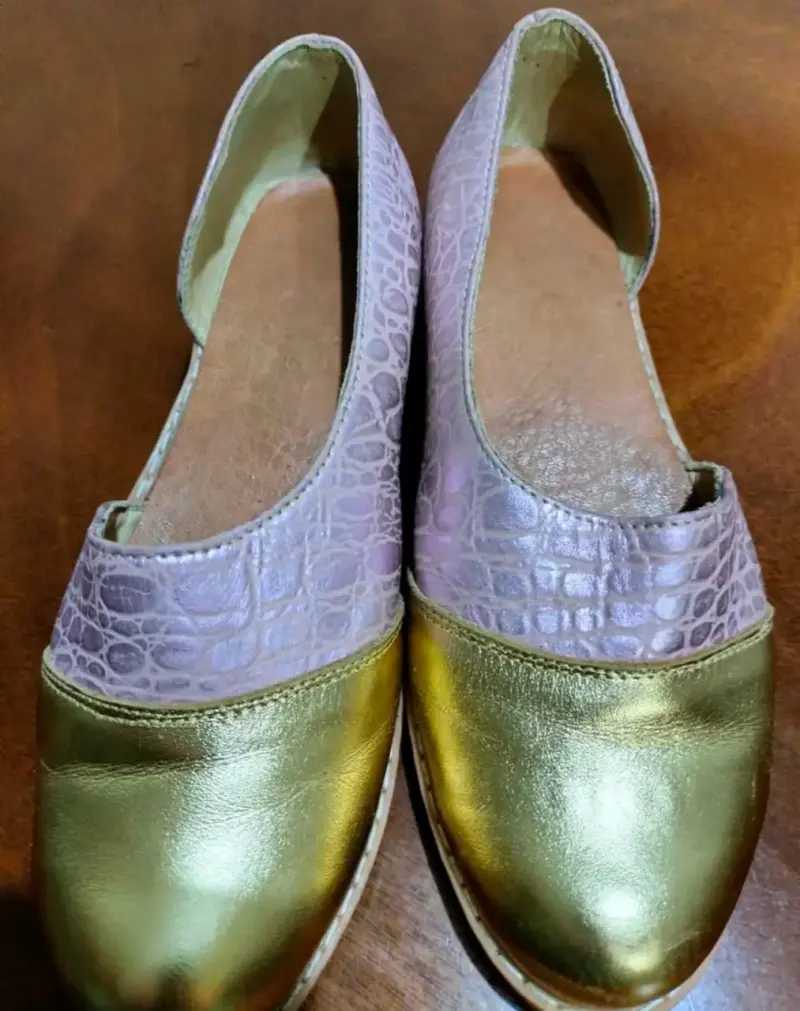 Zapatos planos dorados y lilas con textura