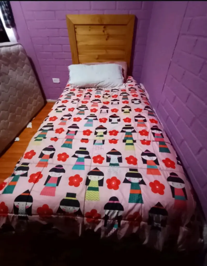 Cama individual de madera con colchón y respaldo - 2