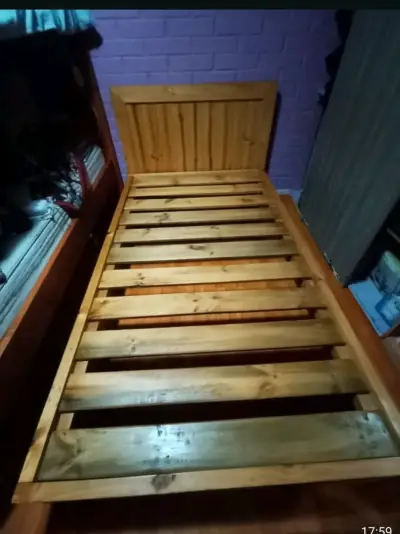 Cama individual de madera con colchón y respaldo - miniatura 3