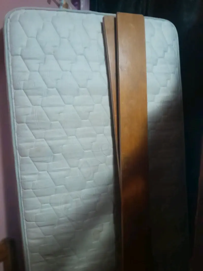 Cama individual de madera con colchón y respaldo - 4