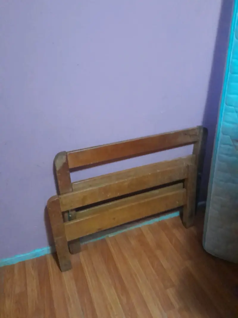 Cama individual de madera con colchón y respaldo - 5