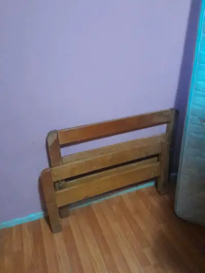 Cama individual de madera con colchón y respaldo - miniatura 5
