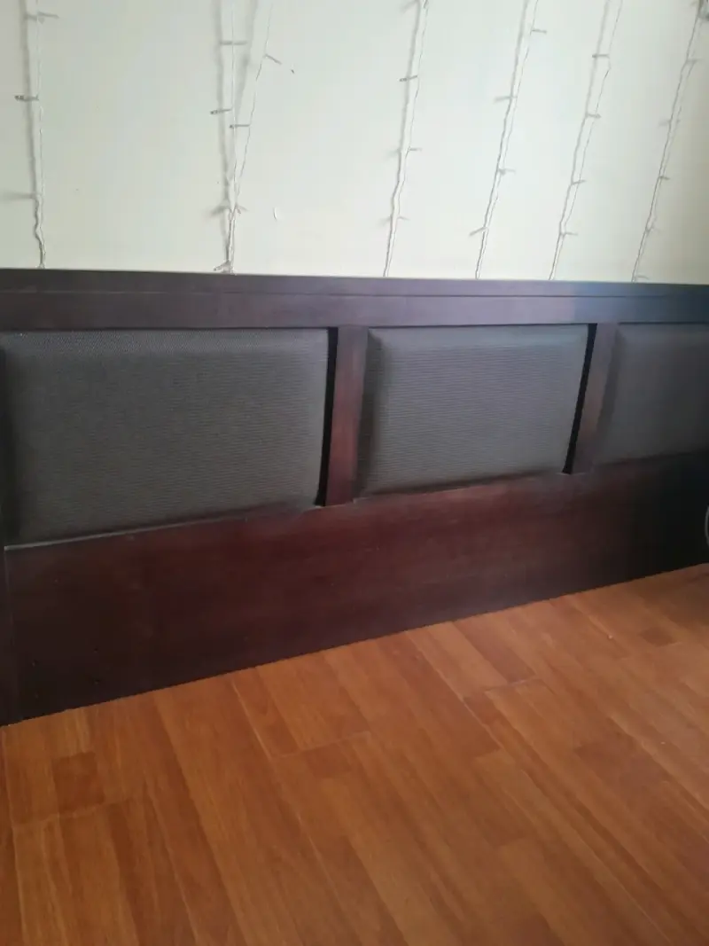 Cama individual de madera con colchón y respaldo - 6