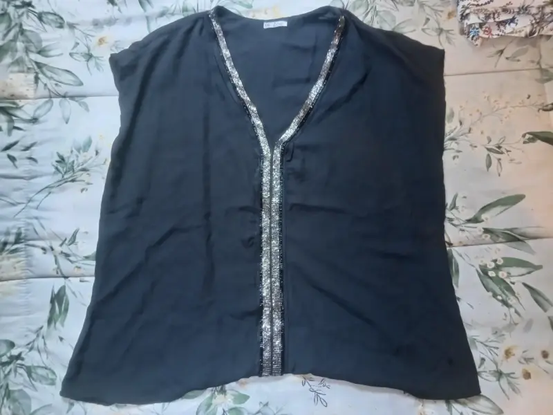 Blusa sin mangas con detalles brillantes