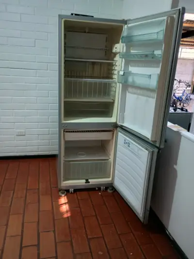 Refrigerador Whirlpool de dos puertas en buen estado - miniatura 1