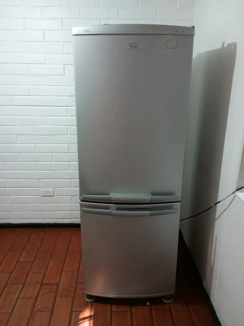 Refrigerador Whirlpool de dos puertas en buen estado - 2