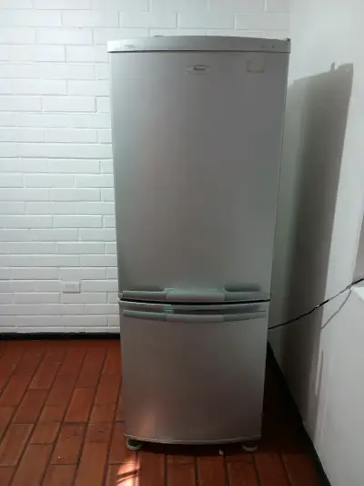 Refrigerador Whirlpool de dos puertas en buen estado - miniatura 2