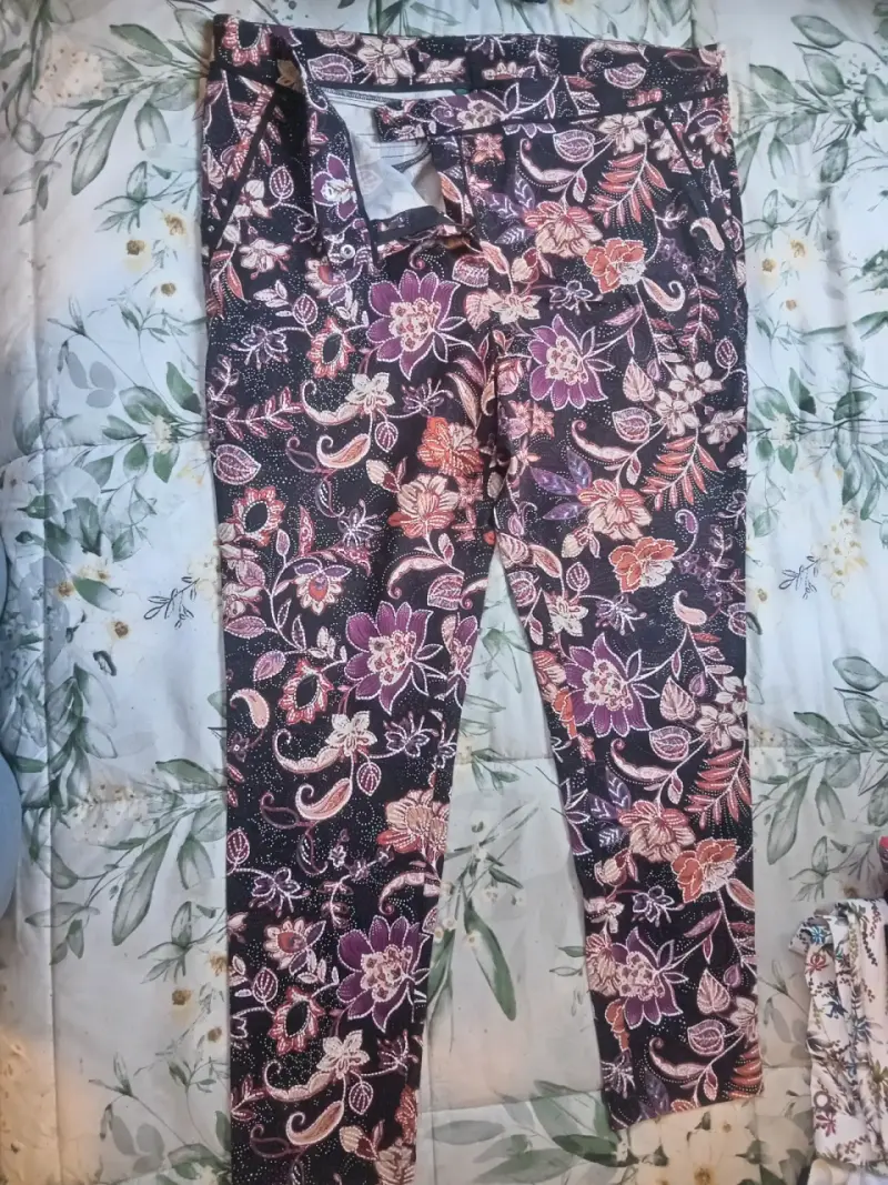 Blusa estampada de plumas para mujer