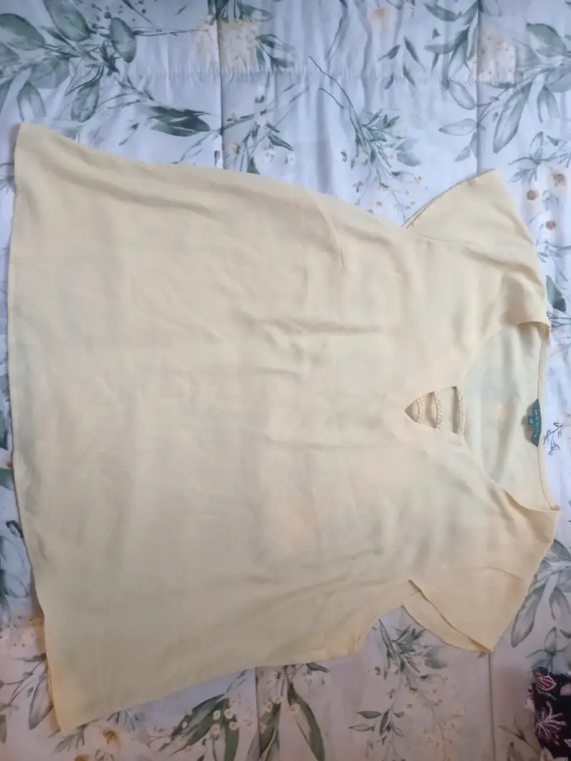 Blusa amarilla de mujer con detalle en cuello