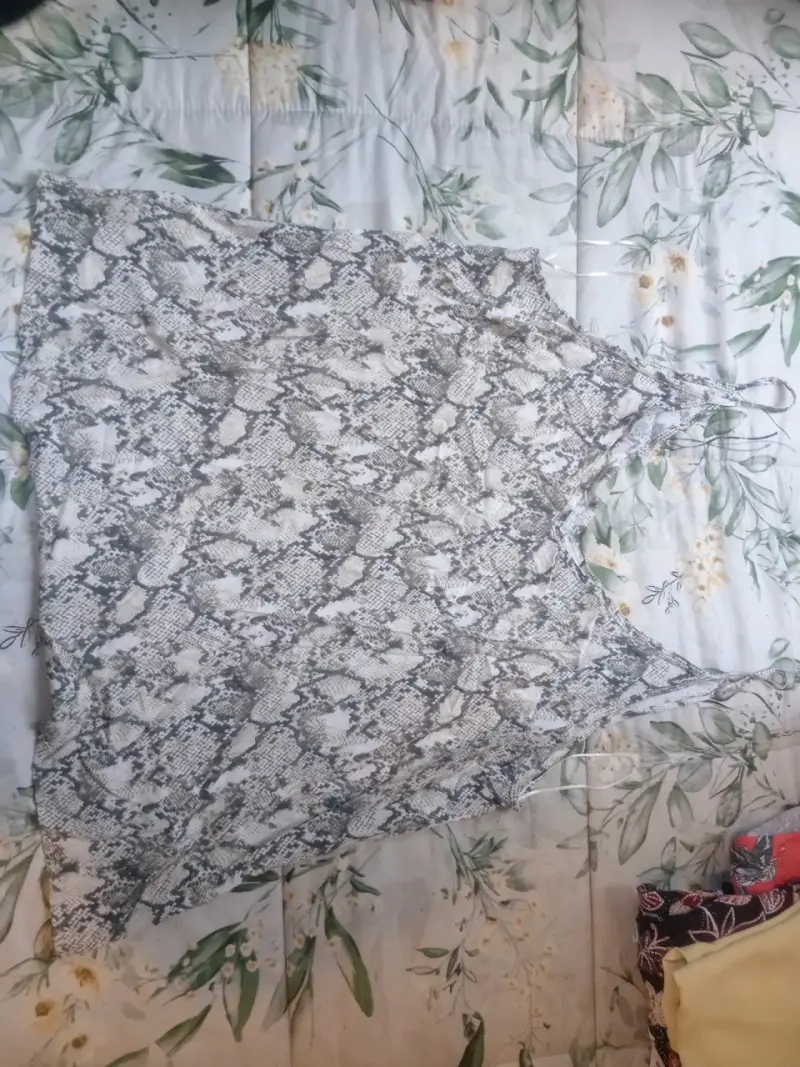 Blusa sin mangas estampado serpiente