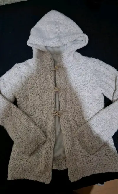 Chaleco tejido con capucha color beige - miniatura 1