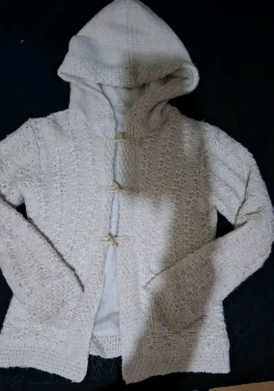 Chaleco tejido con capucha color beige - miniatura 2