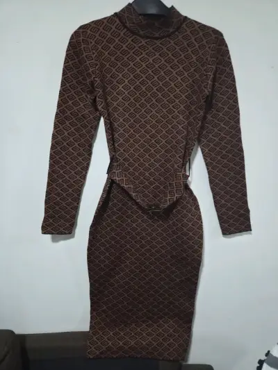 Vestido ajustado marrón con diseño geométrico - miniatura 1