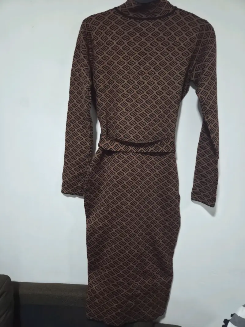 Vestido ajustado marrón con diseño geométrico - 3