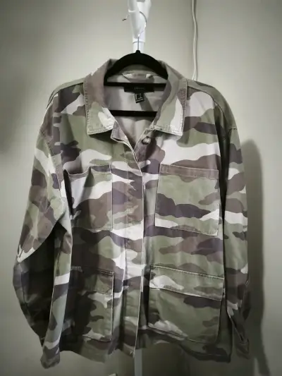 Chaqueta camuflada verde Forever 21 - miniatura 2