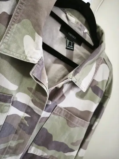 Chaqueta camuflada verde Forever 21 - miniatura 3