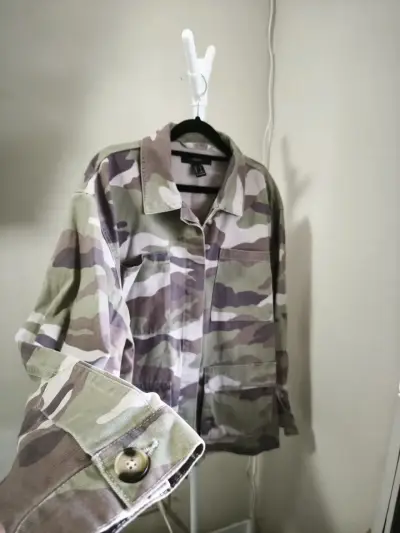 Chaqueta camuflada verde Forever 21 - miniatura 4