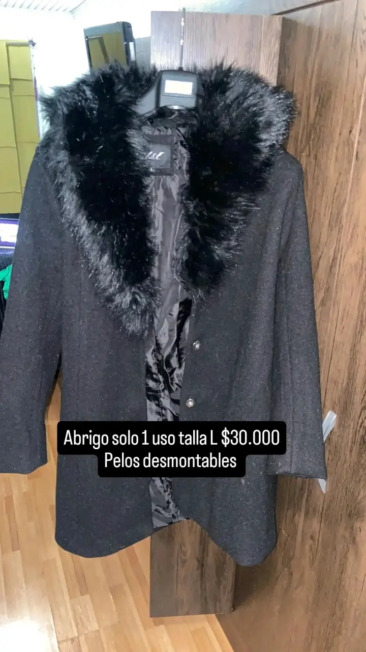 Abrigo negro con cuello de pelo desmontable