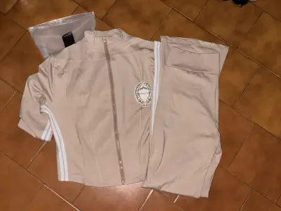 Conjunto deportivo beige con diseño bordado - miniatura 1
