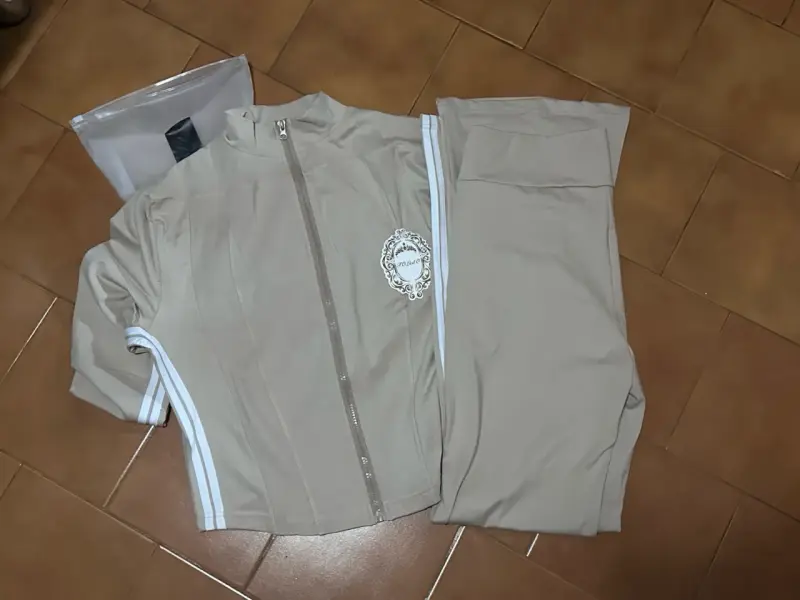 Conjunto deportivo beige con diseño bordado - 2