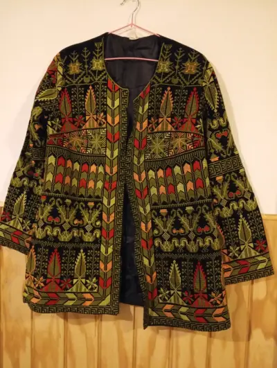 Chaqueta étnica bordada en tonos verdes y rojos - miniatura 1