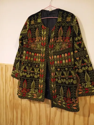 Chaqueta étnica bordada en tonos verdes y rojos - miniatura 2
