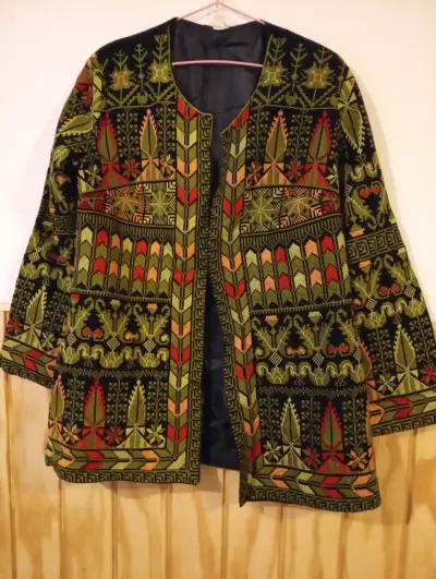 Chaqueta étnica bordada en tonos verdes y rojos - miniatura 3