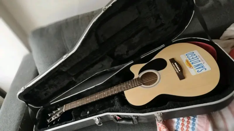 Estuche rígido para guitarra, marca Gator - 1