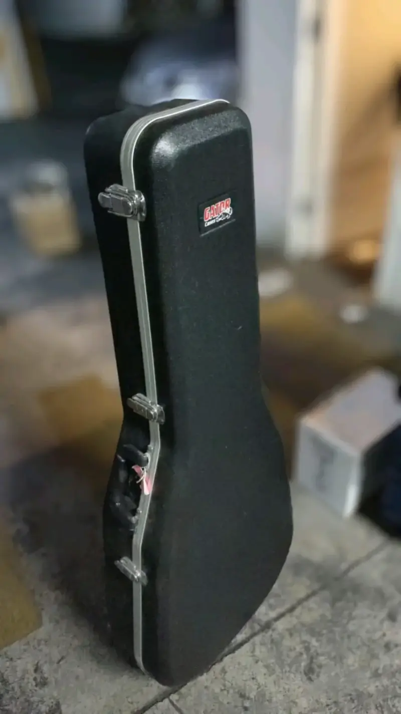 Estuche rígido para guitarra, marca Gator - 2